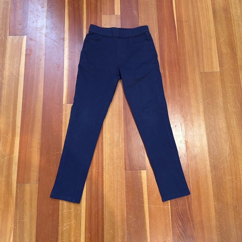 OshKosh B’gosh leggings with pockets on the back.
Size: 7